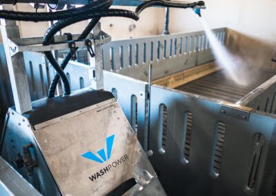 Vaskerobot i gang med vask i slagtestalden hos Agerbo Agro