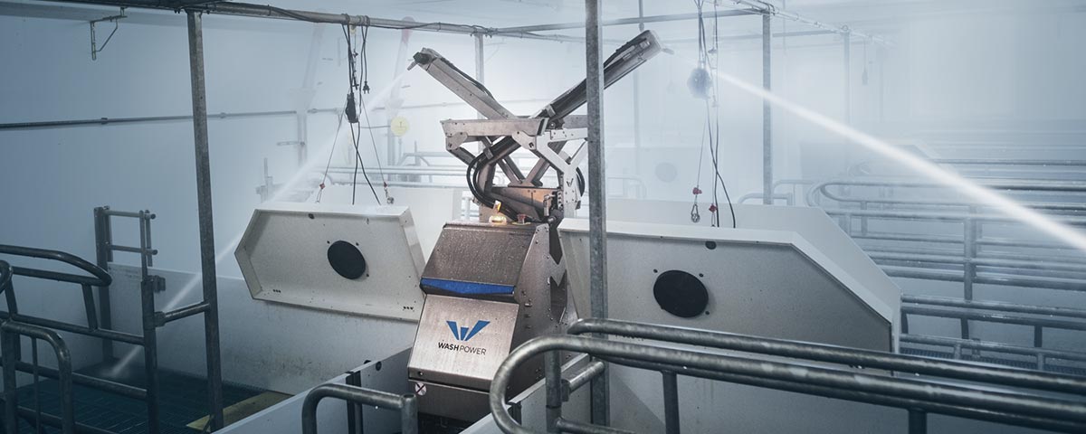 Washing robot cleaning a pig barn